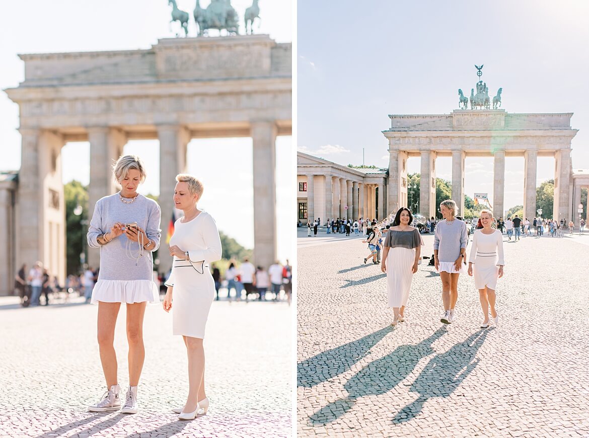 Frauen reden vor dem Brandenburger Tor Berlin