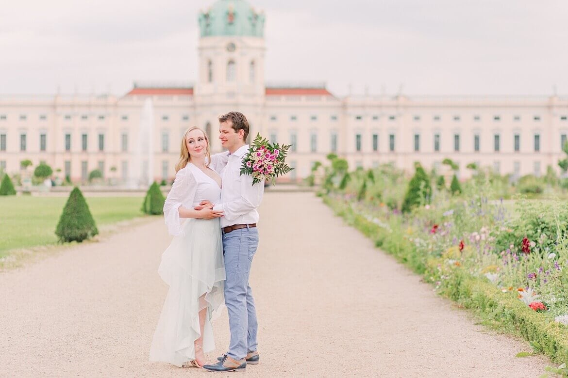 Paar vor dem Schloss Charlottenburg