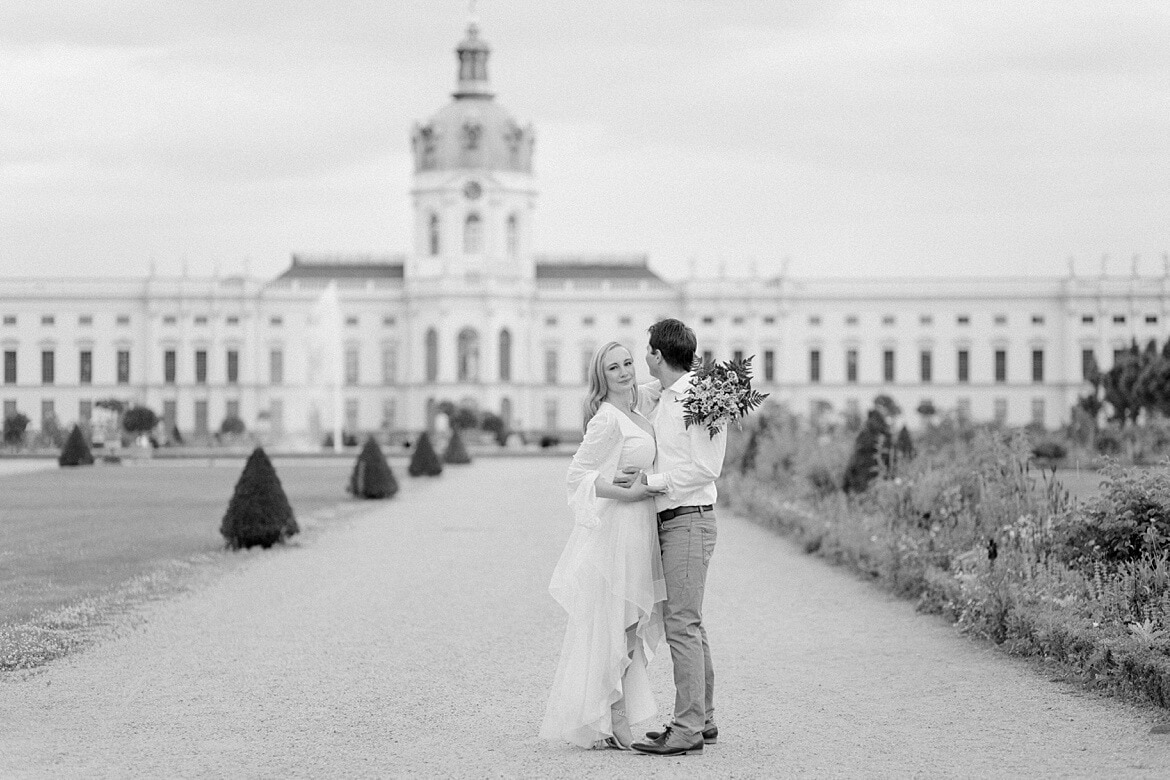 Schwarz Weiß Foto Paar vor dem Schloss Charlottenburg