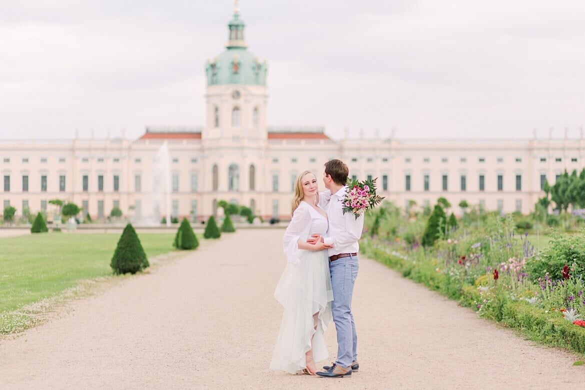 Paar vor dem Schloss Charlottenburg