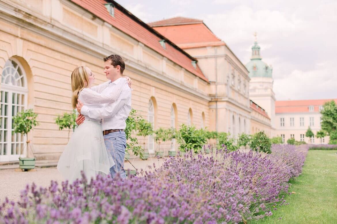 Paar schaut sich an, im Vordergrund Lavendel