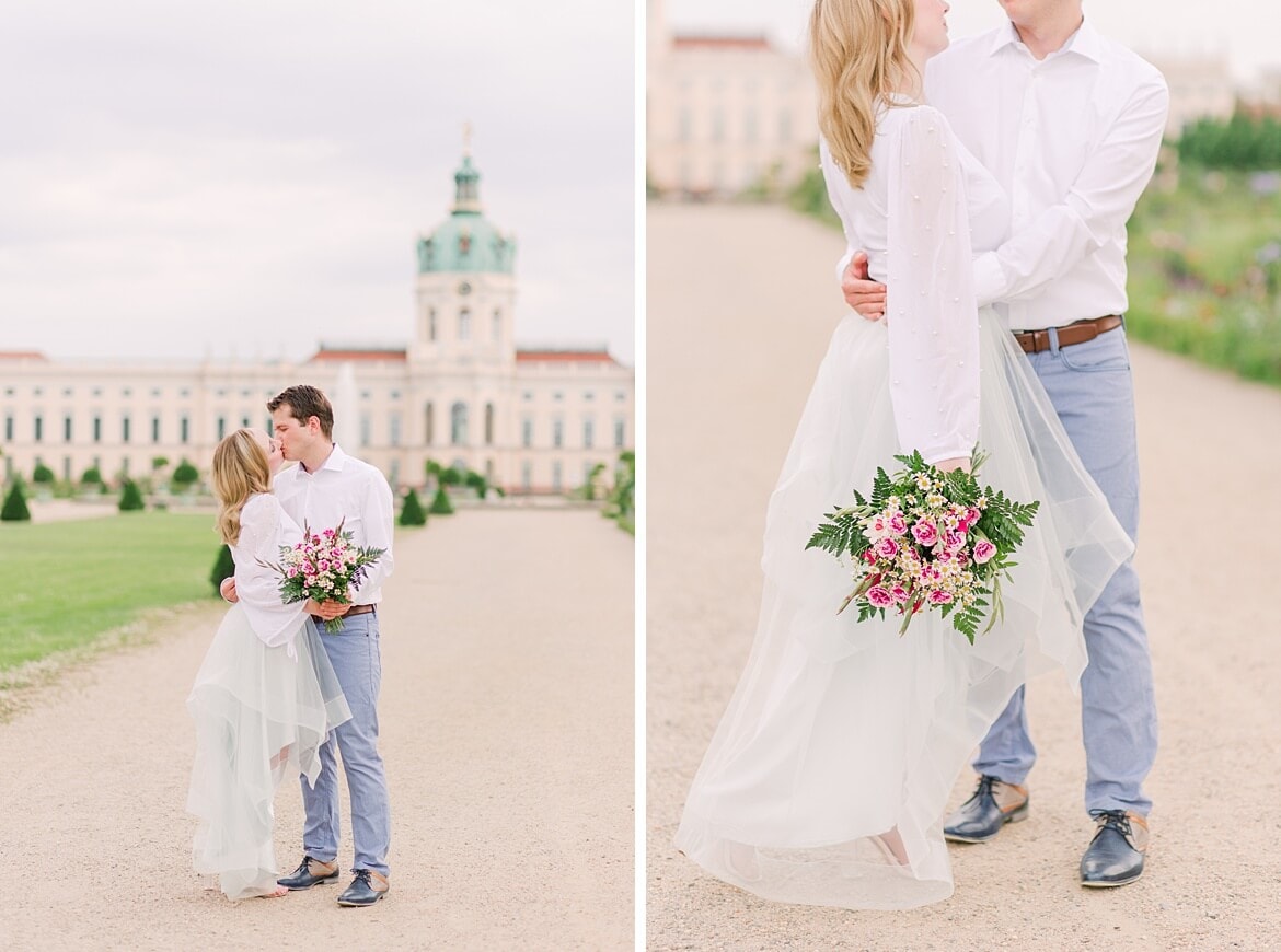 Paar vor dem Schloss Charlottenburg