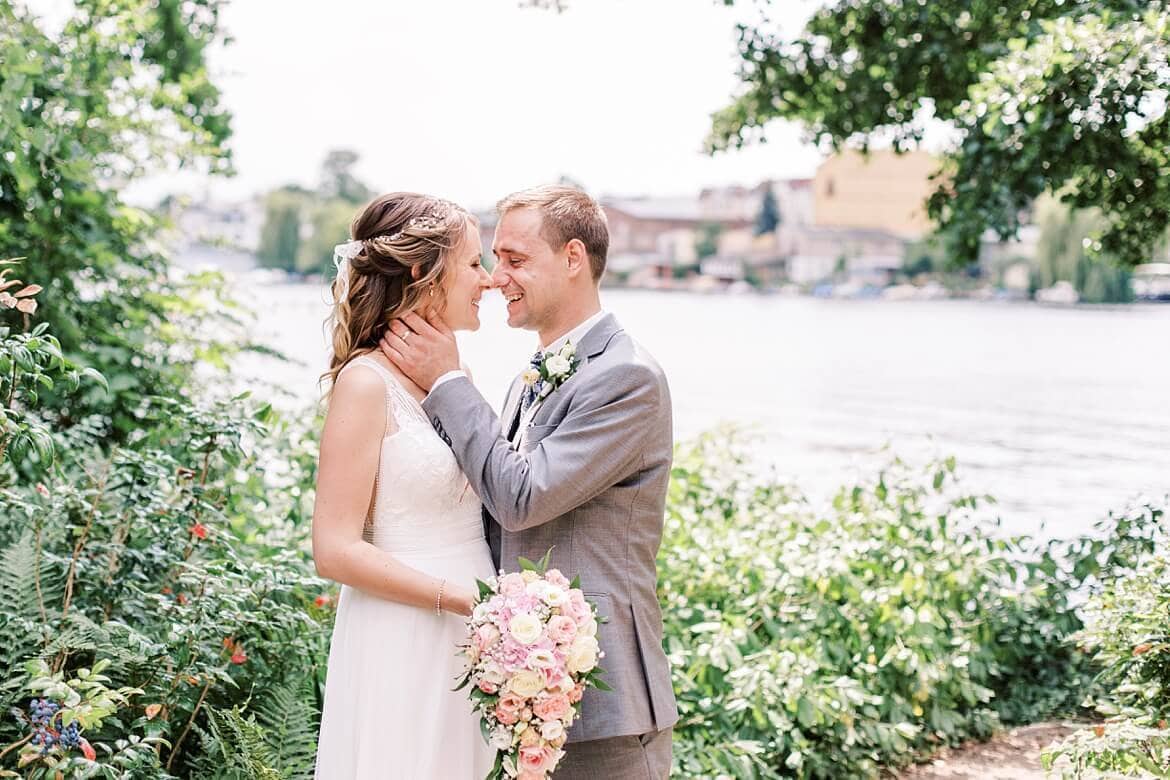 Hochzeit in Berlin Köpenick - Eine Hochzeit, Zwei Looks mit Schloss Park und Wasser