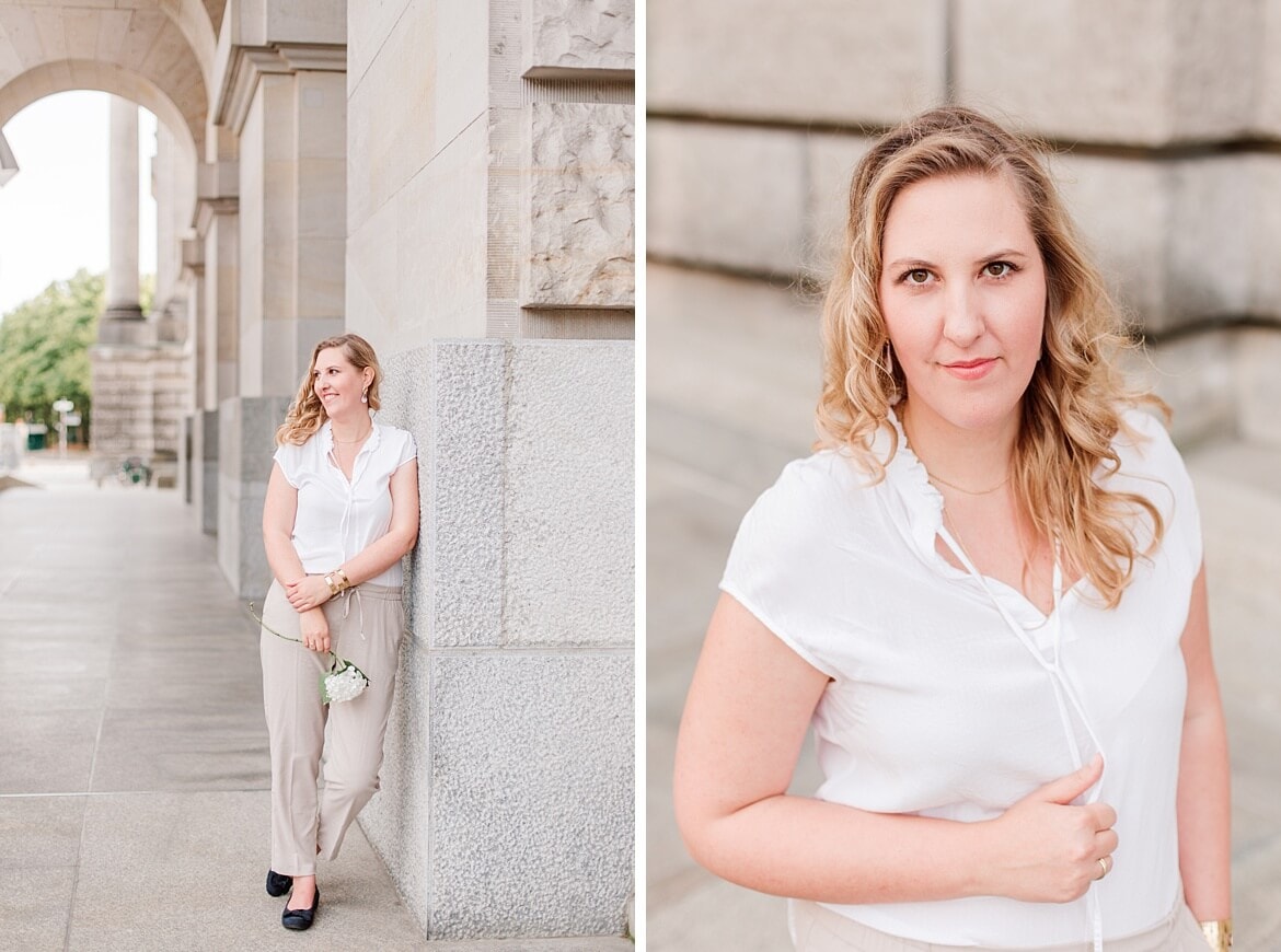 Frau mit blonden Haaren und weißen T-Shirt