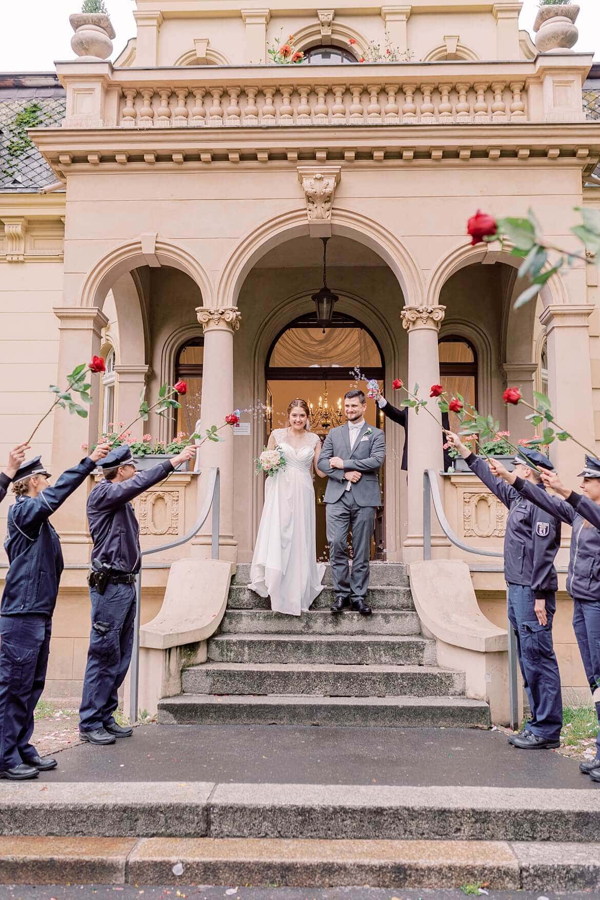 Polizisten bilden Spalier mit roten Rosen vor der Hochzeitsvilla Zehlendorf