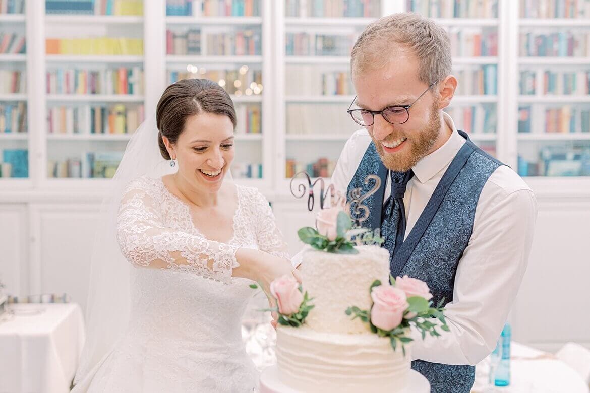 Brautpaar schneidet Hochzeitstorte an