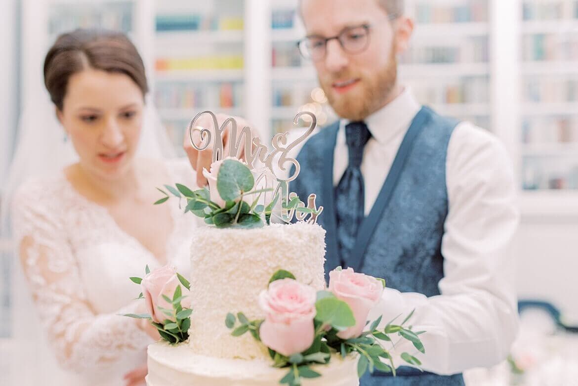 Brautpaar schneidet Hochzeitstorte an