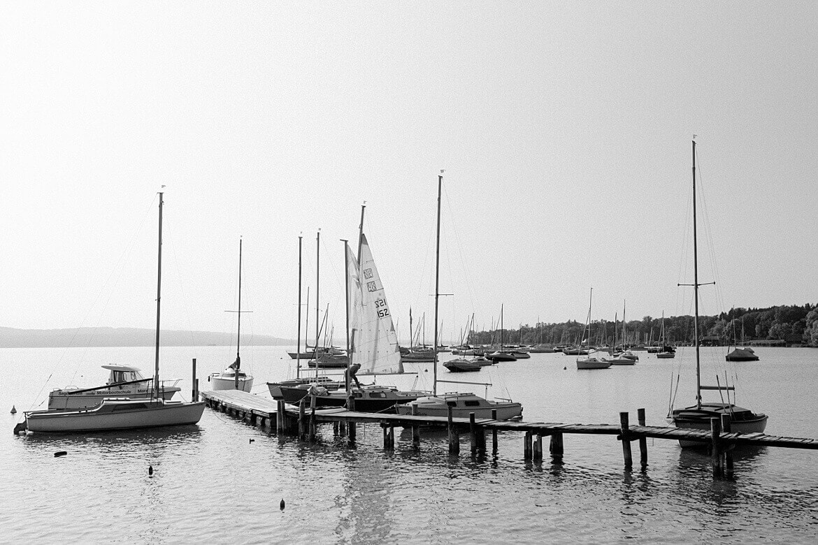 Schwarz Weiß Foto von Booten auf dem Ammersee in Bayern