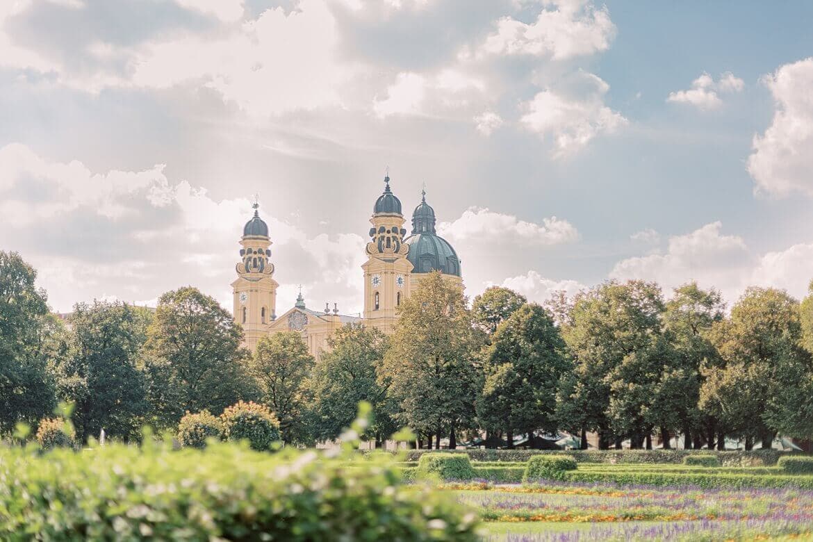 Kirche in München vom Hofgarten aus