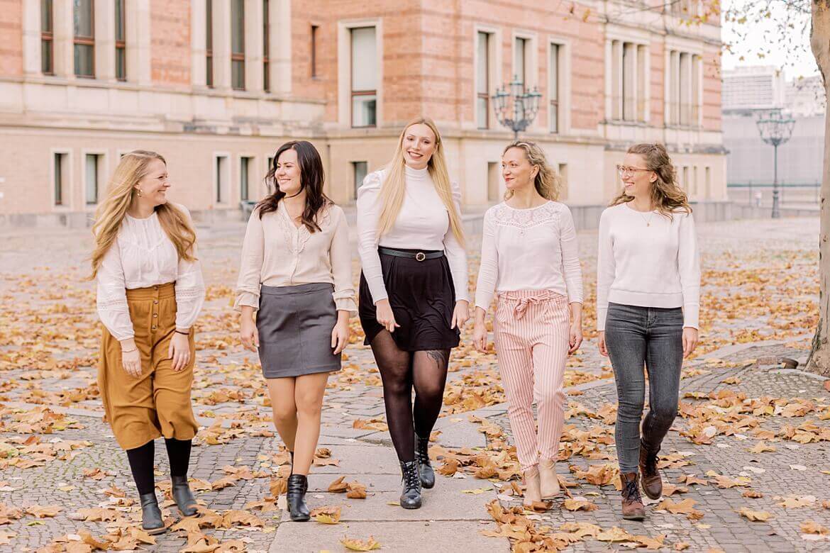 5 Frauen laufen im Herbst