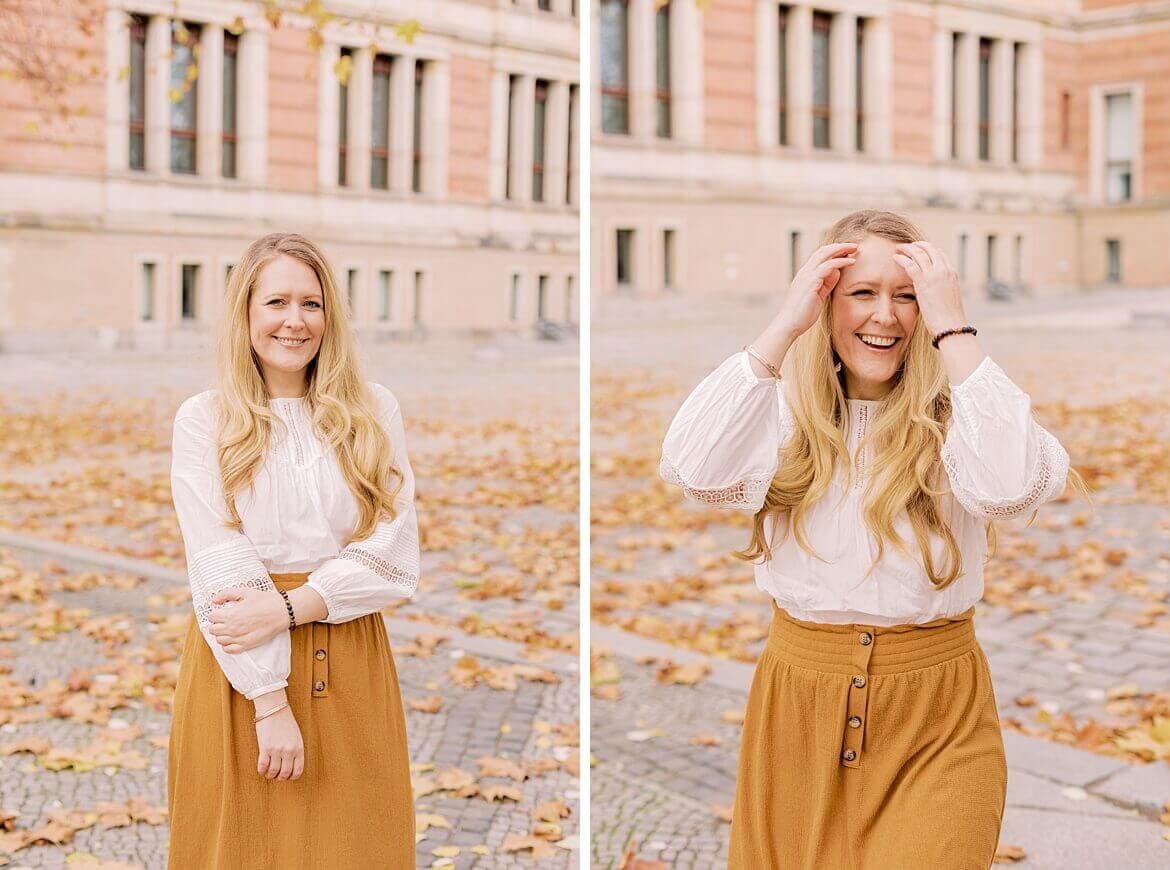 Frau mit blonden Haaren lacht