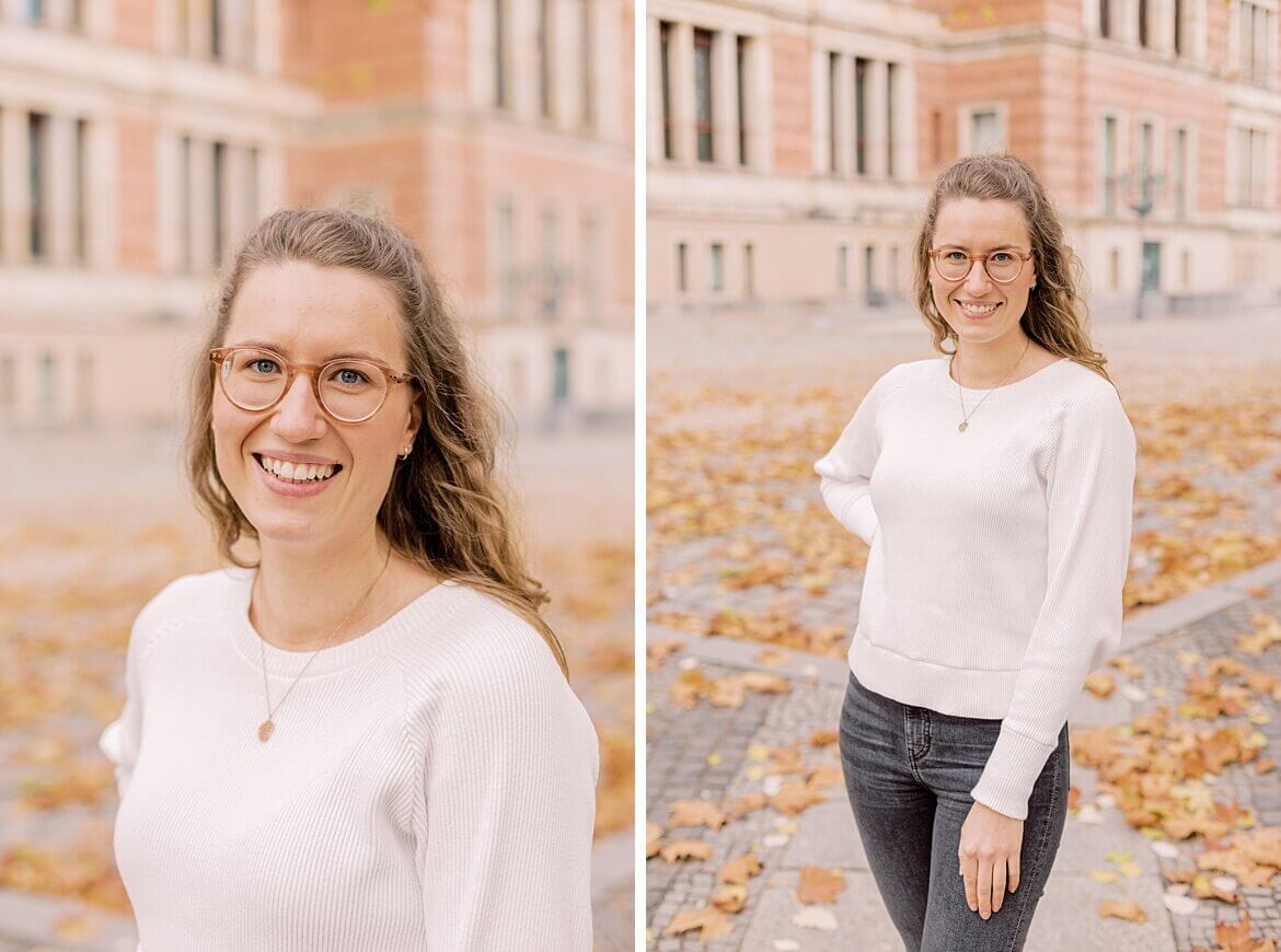 Frau im weißen Pullover und Locken lacht