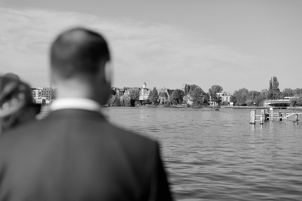 Brautpaar schaut in Köpenick auf das Wasser