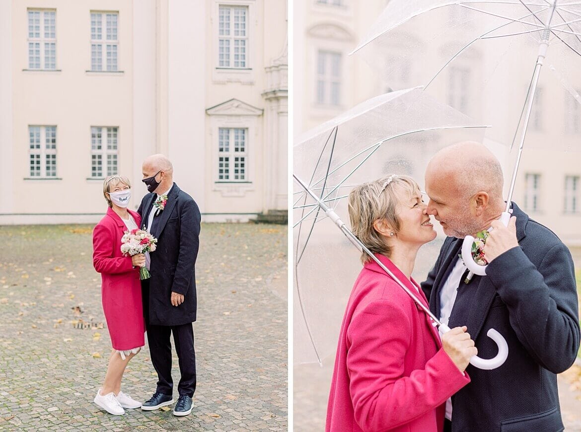 Brautpaar unter einem Regenschirm