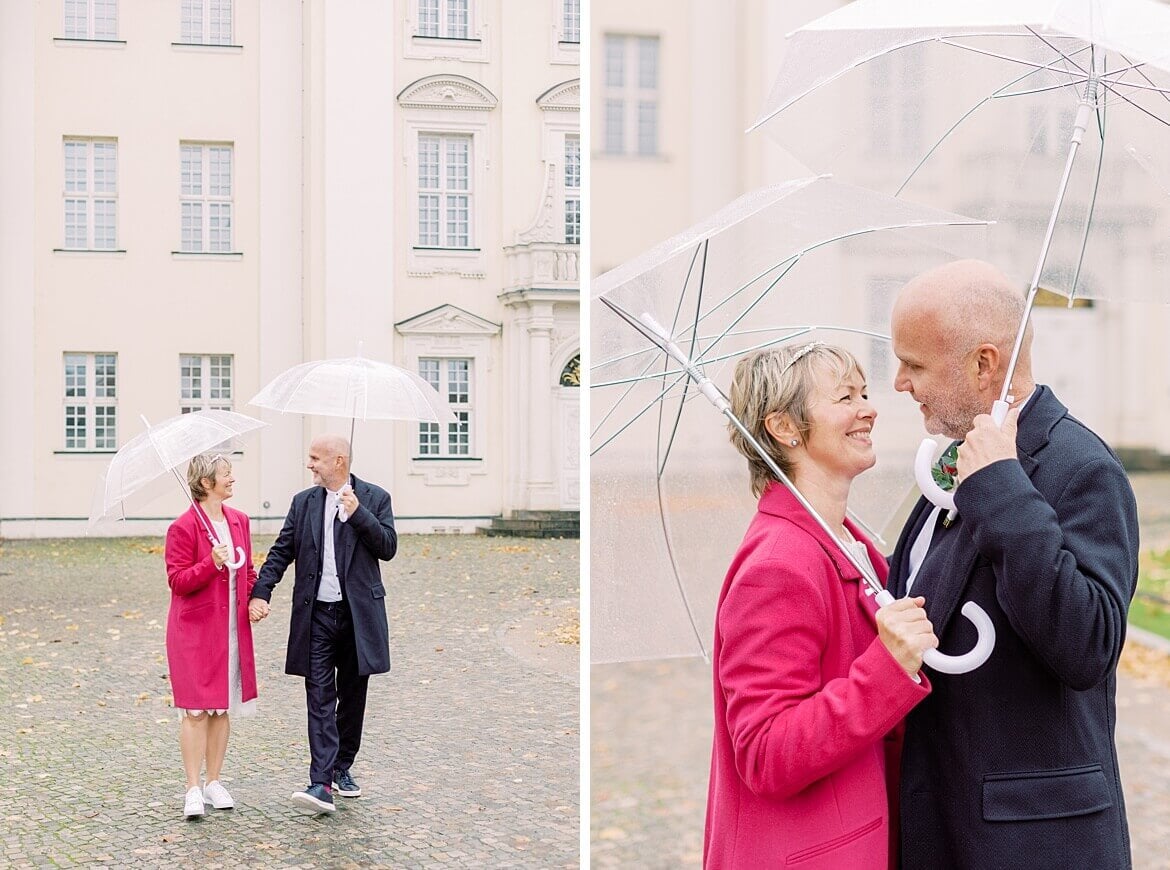 Brautpaar unter einem Regenschirm vor dem Schloss Köpenick Berlin