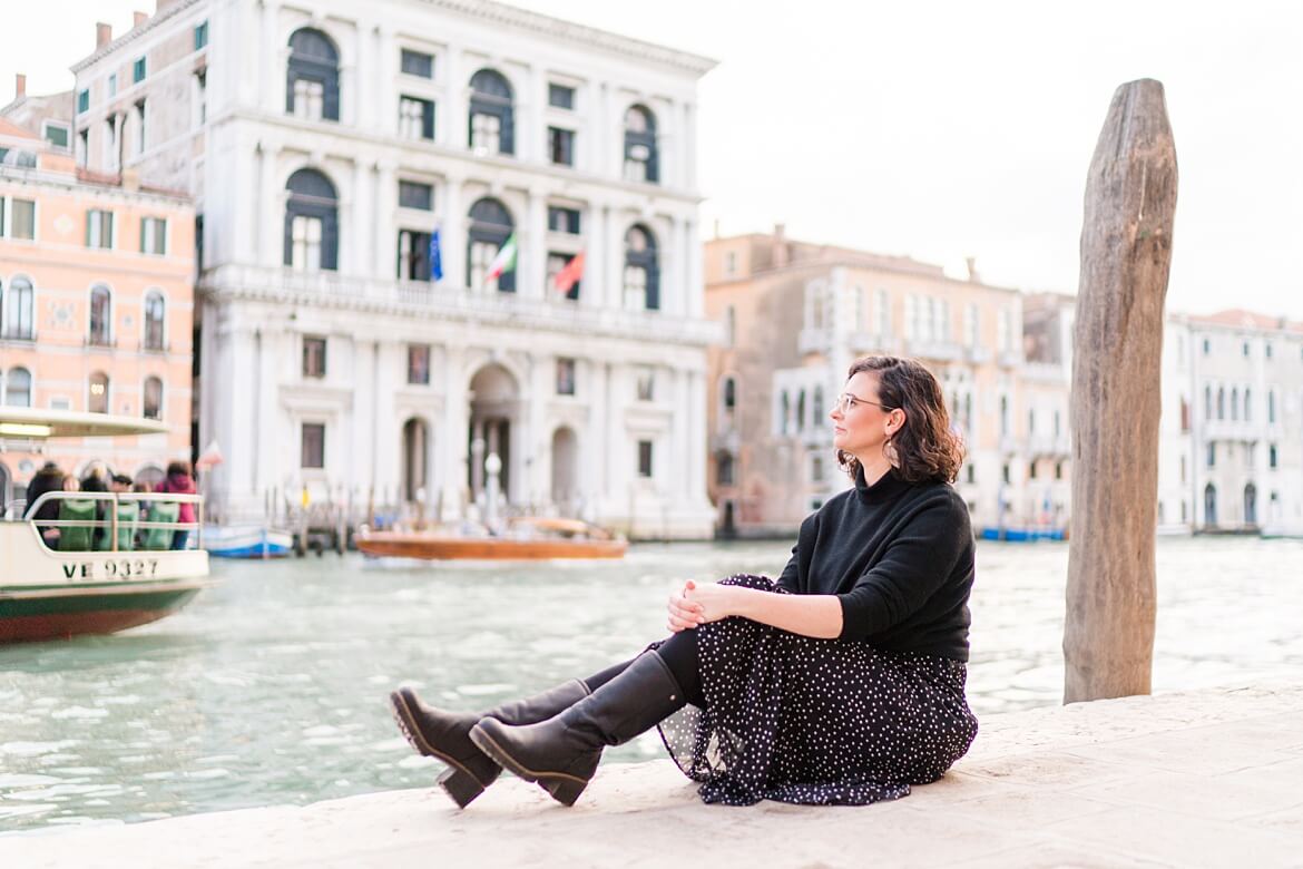 Frau in Venedig schaut auf Kanal