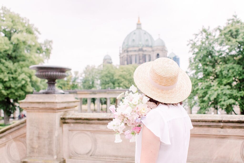 Frau blickt auf Berliner Dom