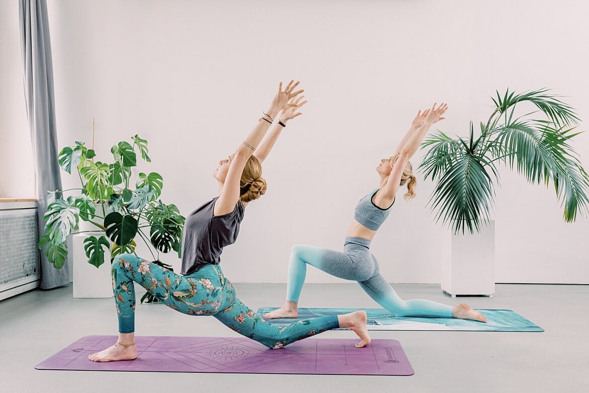 Julia und Johanna machen Yoga