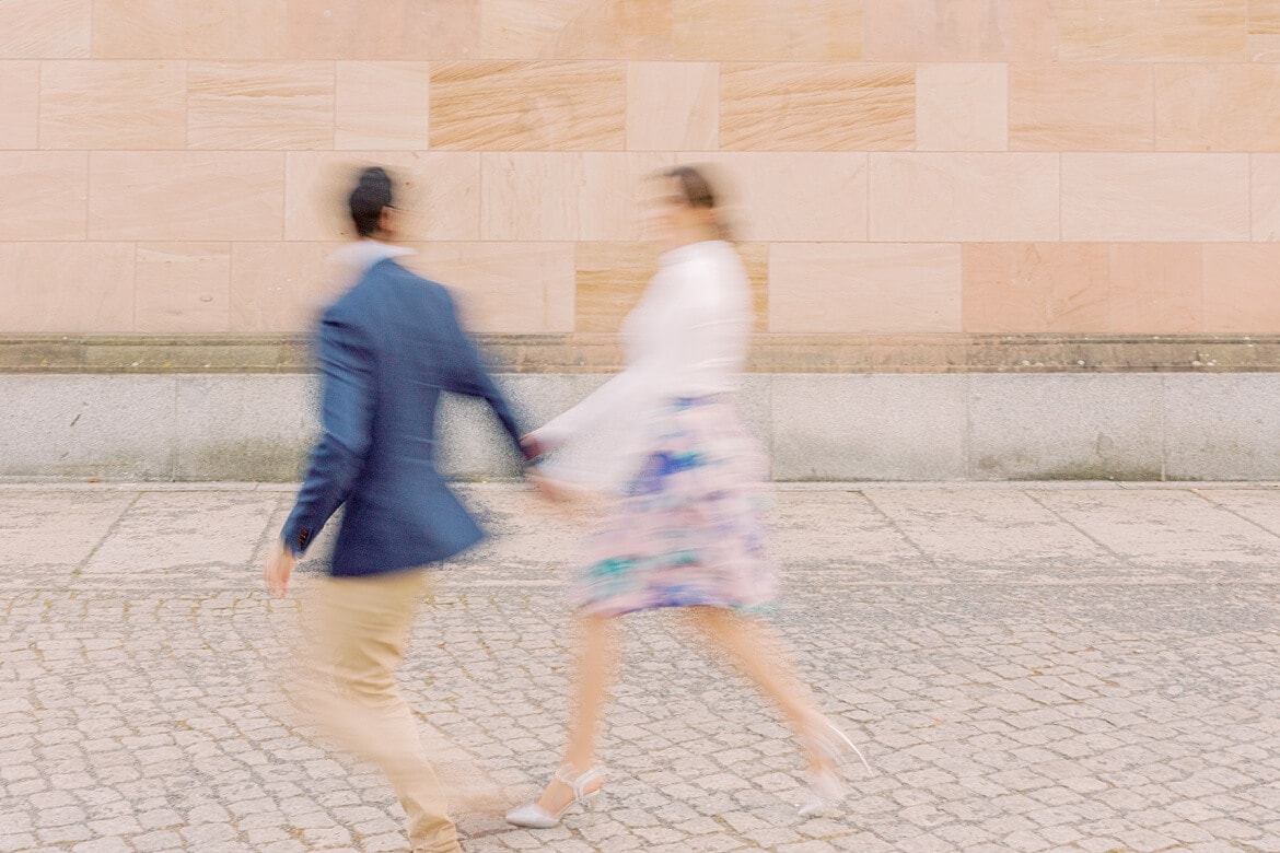 Paar rennt und ist nur verschwommen zu sehen