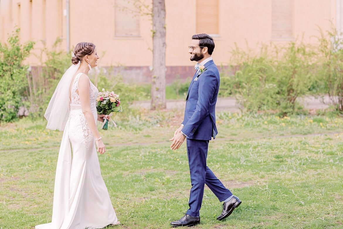 Brautpaar sieht sich zum ersten Mal vor der Hochzeitsvilla Zehlendorf in Berlin