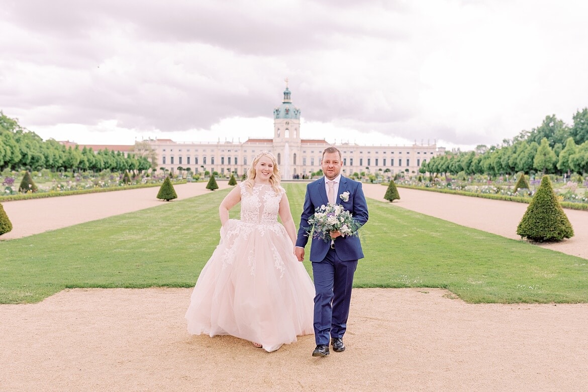 Hochzeitspaar vor dem Schloss Charlottenburg Berlin