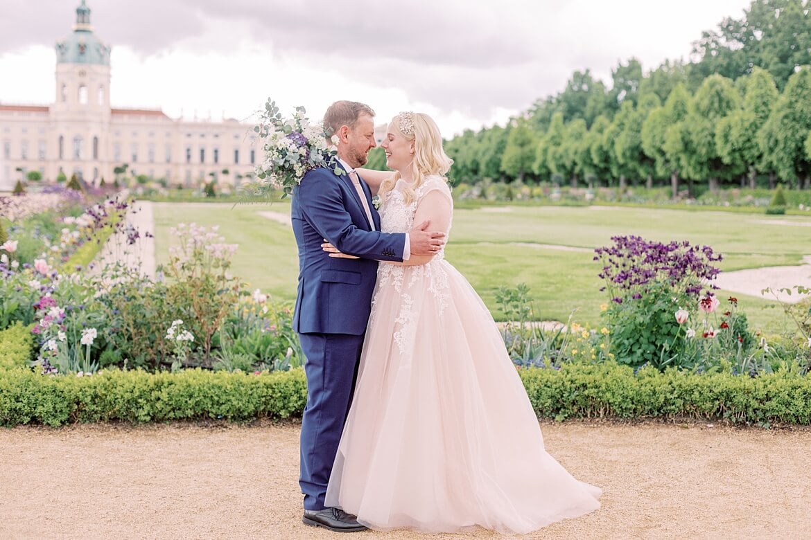 Hochzeitspaar vor dem Schloss Charlottenburg Berlin