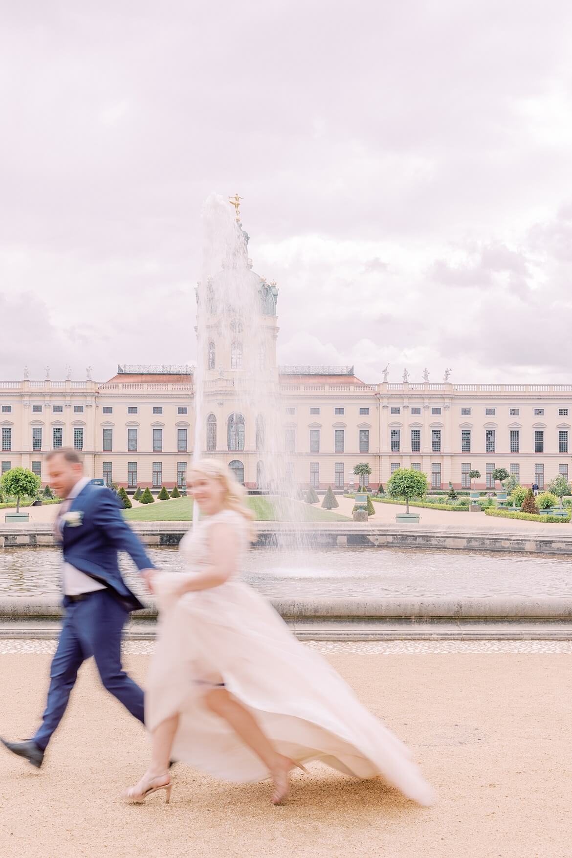 Hochzeitspaar vor dem Schloss Charlottenburg Berlin