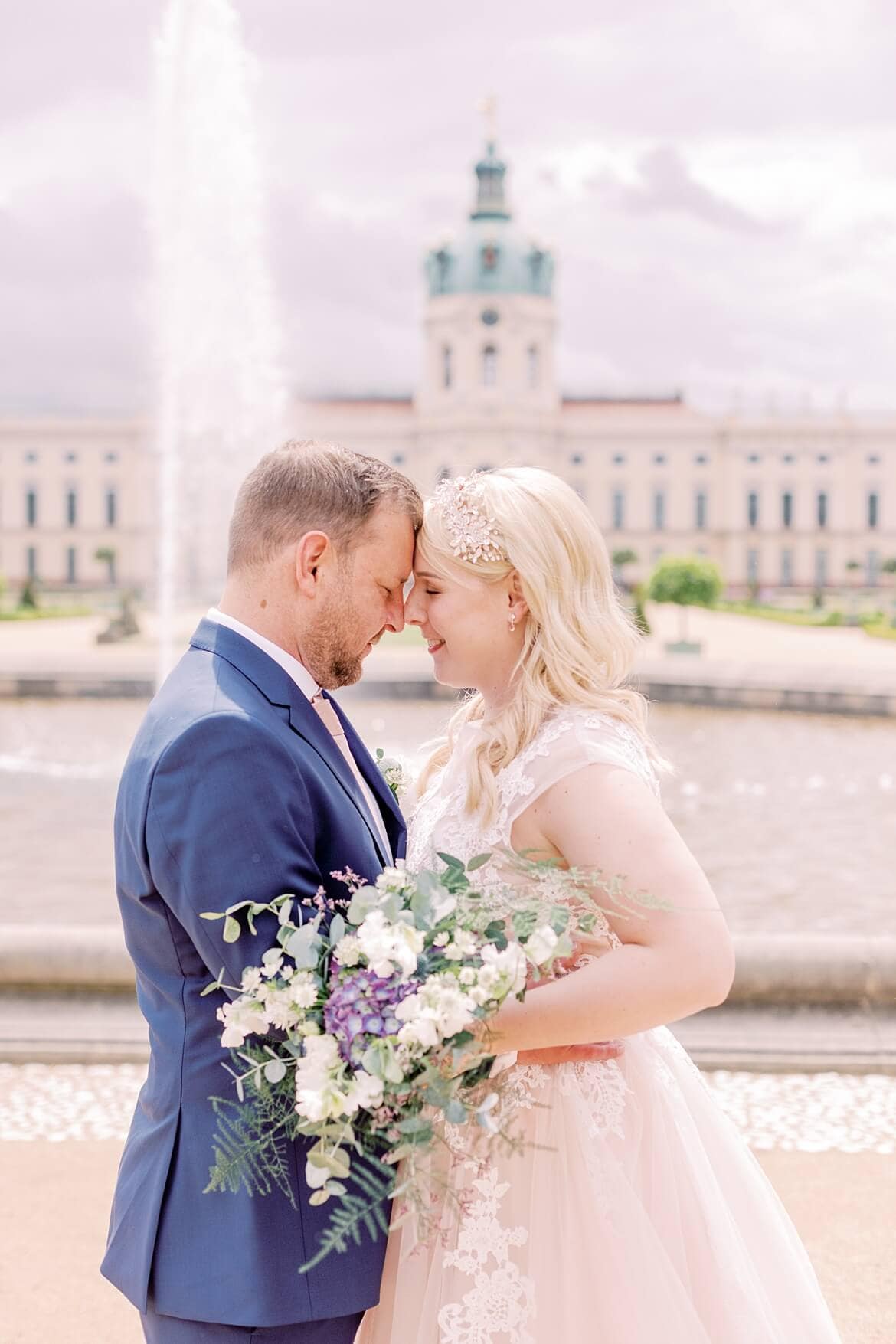 Hochzeitspaar vor dem Schloss Charlottenburg Berlin