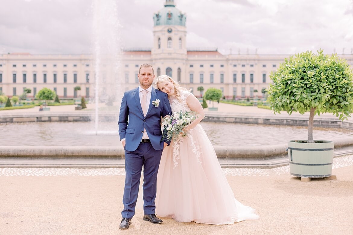 Hochzeitspaar vor dem Schloss Charlottenburg Berlin