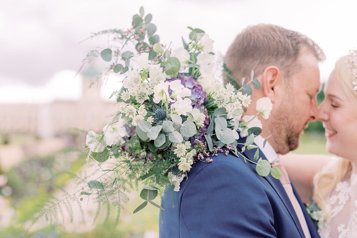 Hochzeitspaar vor dem Schloss Charlottenburg Berlin