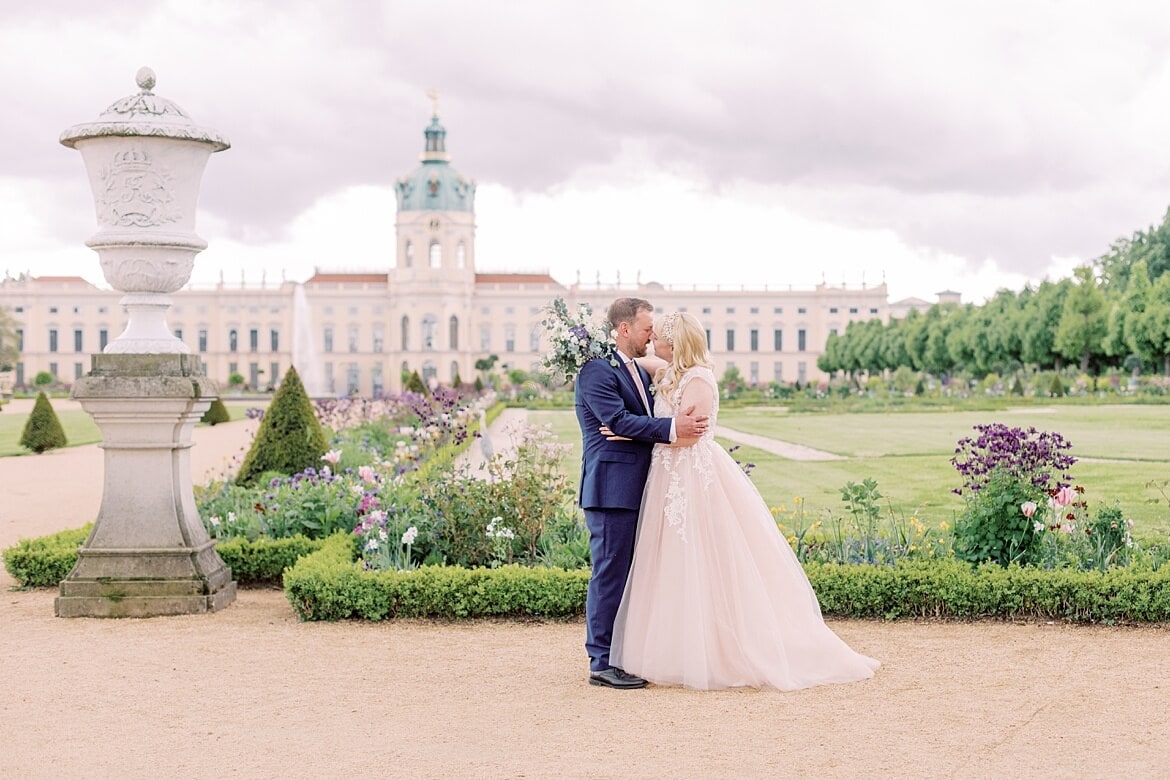 Hochzeitspaar vor dem Schloss Charlottenburg Berlin