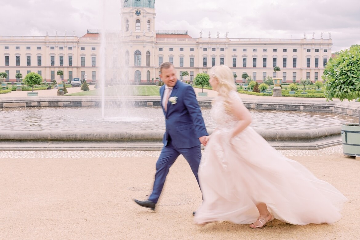 Hochzeitspaar vor dem Schloss Charlottenburg Berlin