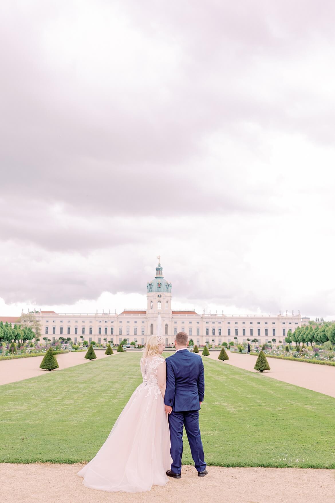 Hochzeitspaar vor dem Schloss Charlottenburg Berlin