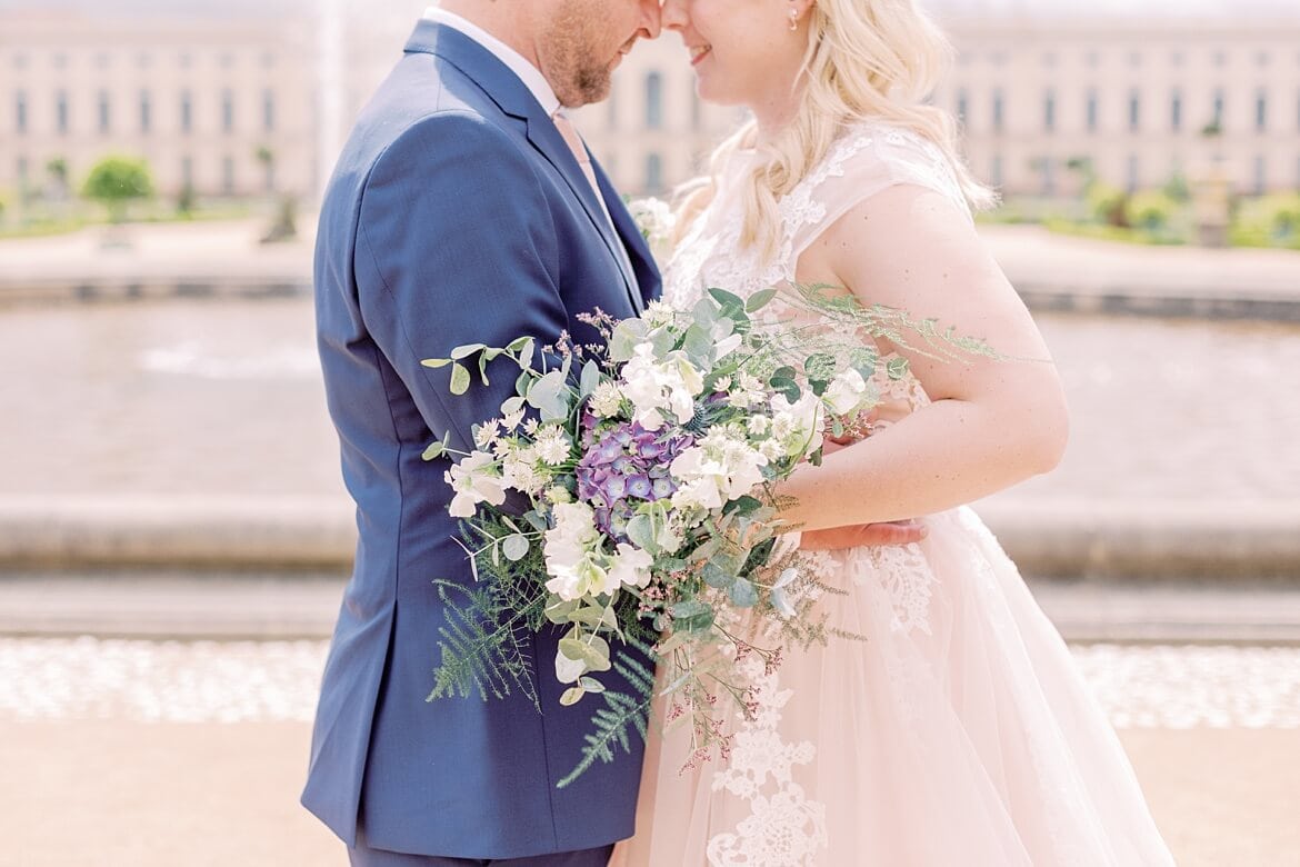 Hochzeitspaar vor dem Schloss Charlottenburg Berlin