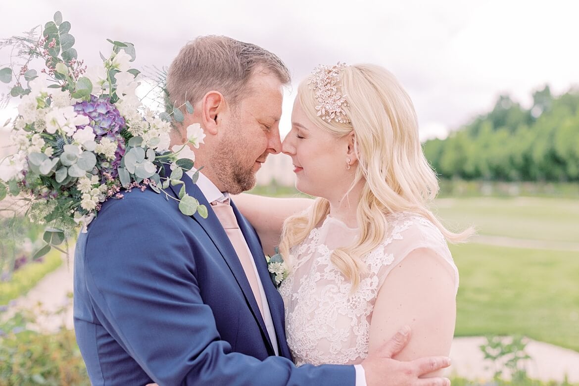 Hochzeitspaar vor dem Schloss Charlottenburg Berlin