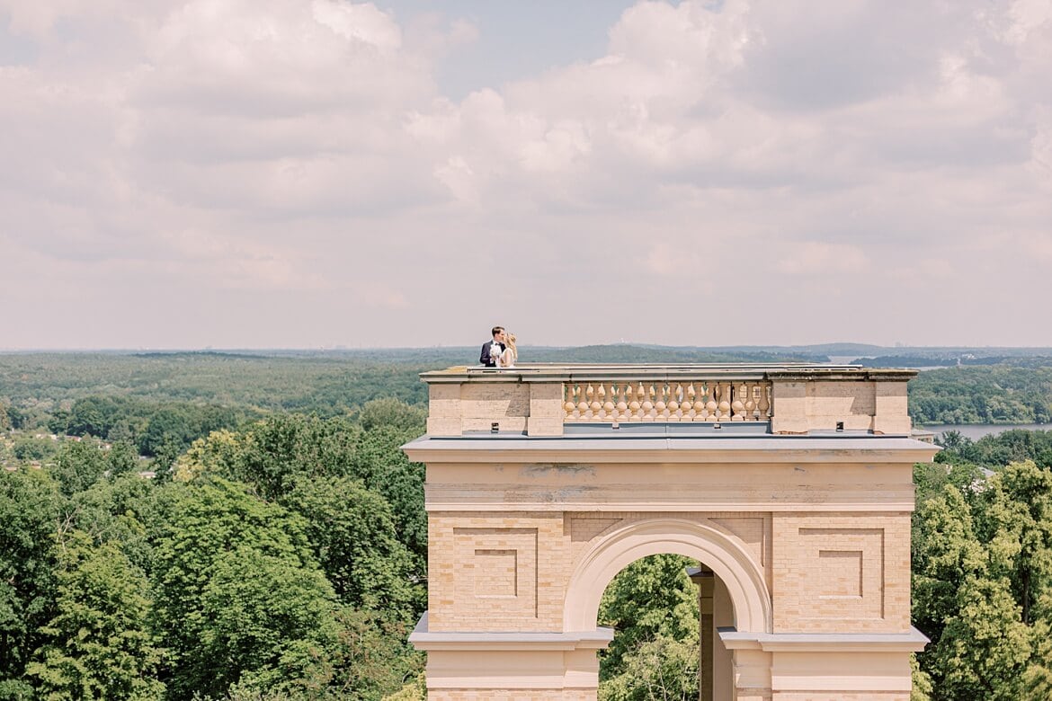 Brautpaar auf einem Turm des Belvedere