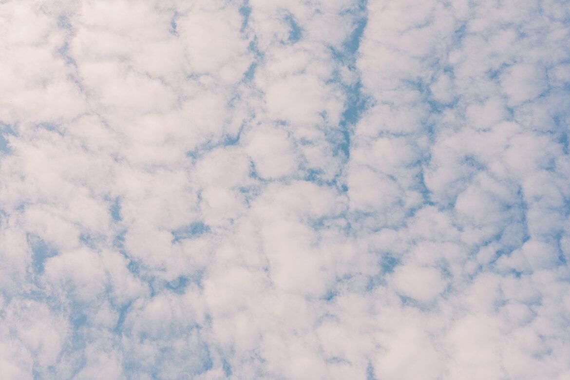 Blauer Himmel mit Wolken