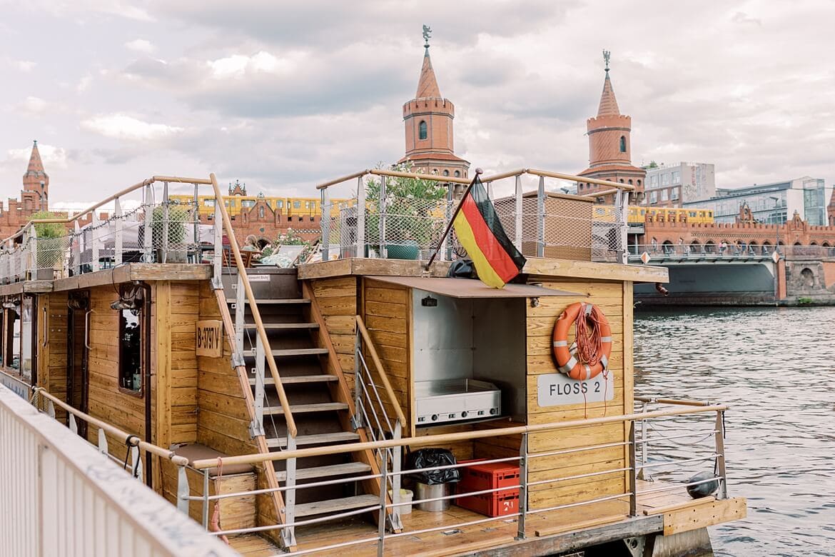 Hauptstadtfloß vor der Oberbaumbrücke Berlin