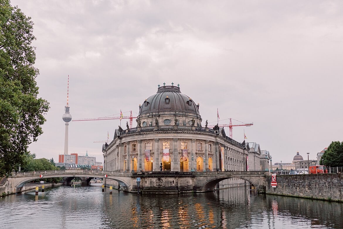 Bode Museum und Fernsehturm Berlin vom Wasser aus