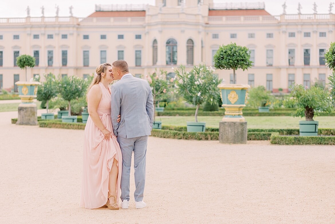 Verlobungsfotos im Park vom Schloss Charlottenburg Berlin