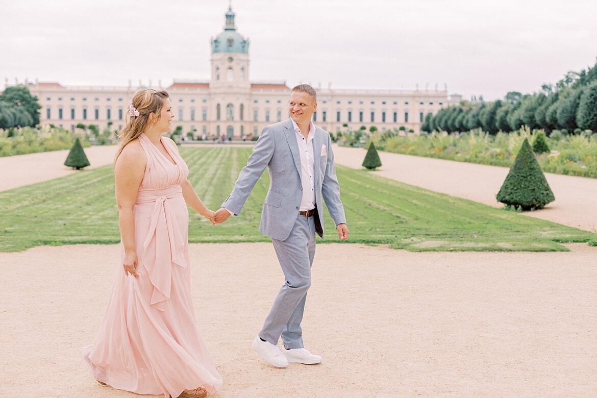 Verlobungsfotos im Park vom Schloss Charlottenburg Berlin