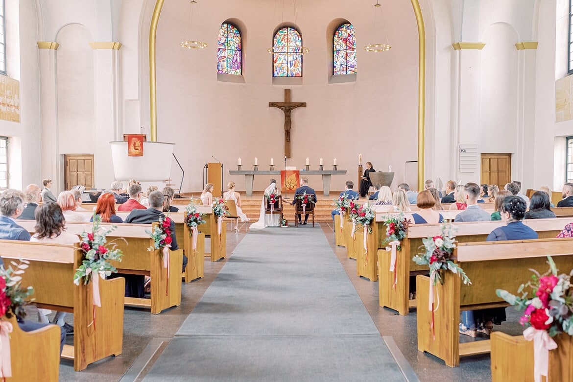 Brautpaar während der Trauung in der Markus Kirche Berlin Steglitz