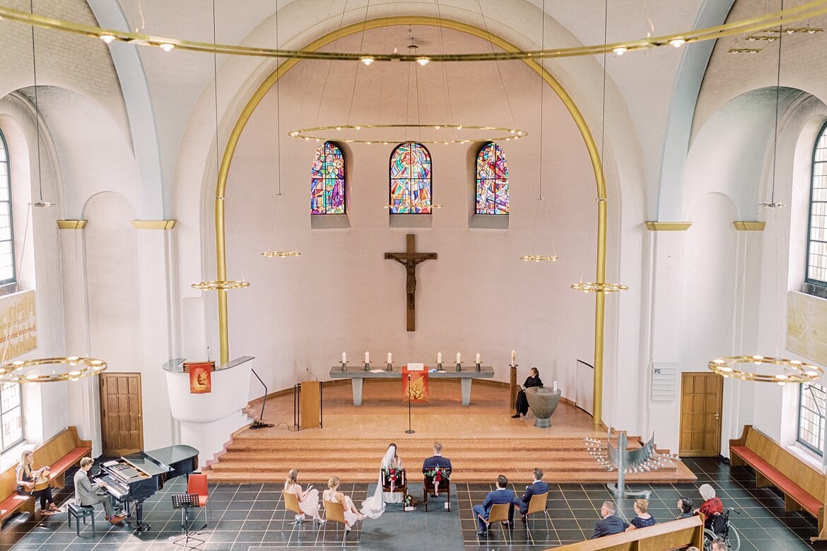 Brautpaar während der Trauung in der Markus Kirche Berlin Steglitz