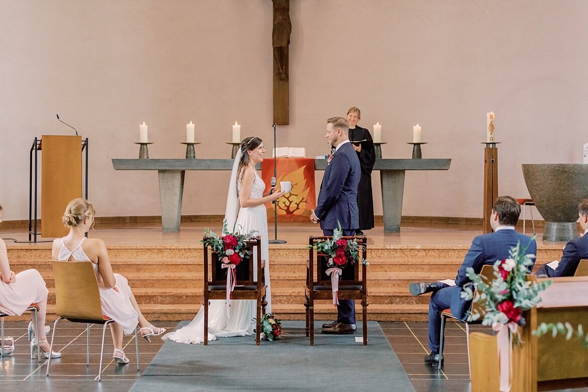 Brautpaar während der Trauung in der Markus Kirche Berlin Steglitz