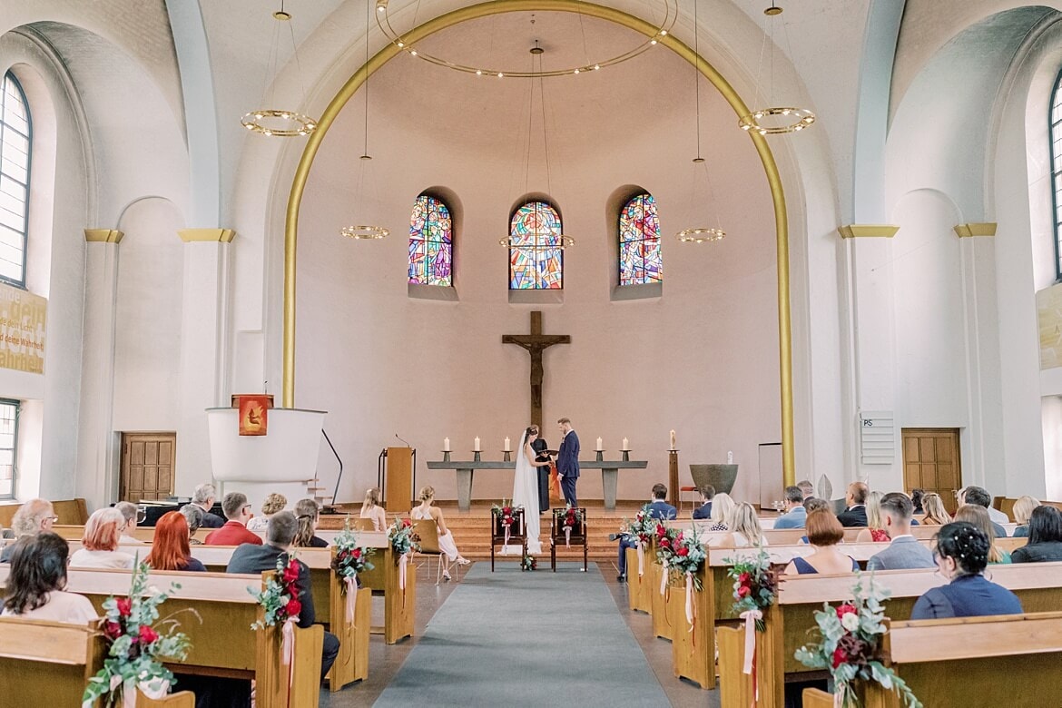 Brautpaar während der Trauung in der Markus Kirche Berlin Steglitz