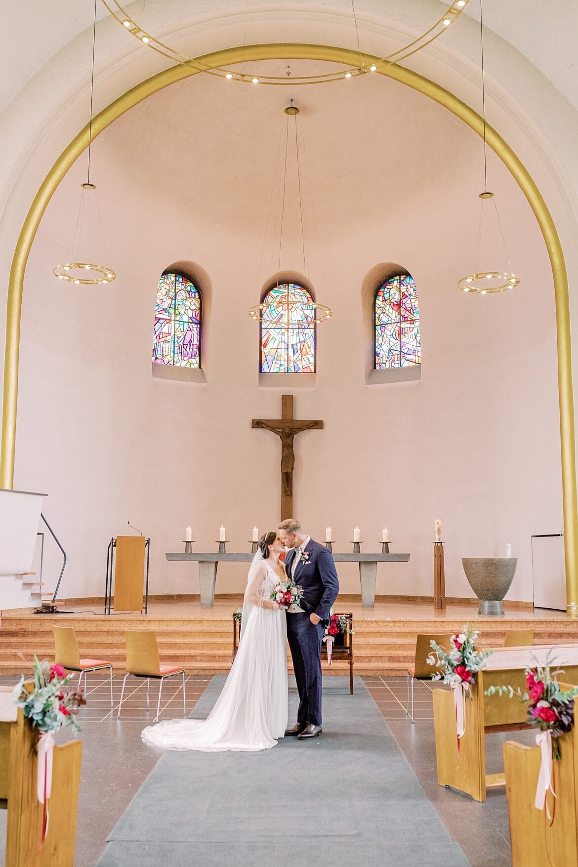 Brautpaar küsst sich in der Markus Kirche Berlin Steglitz