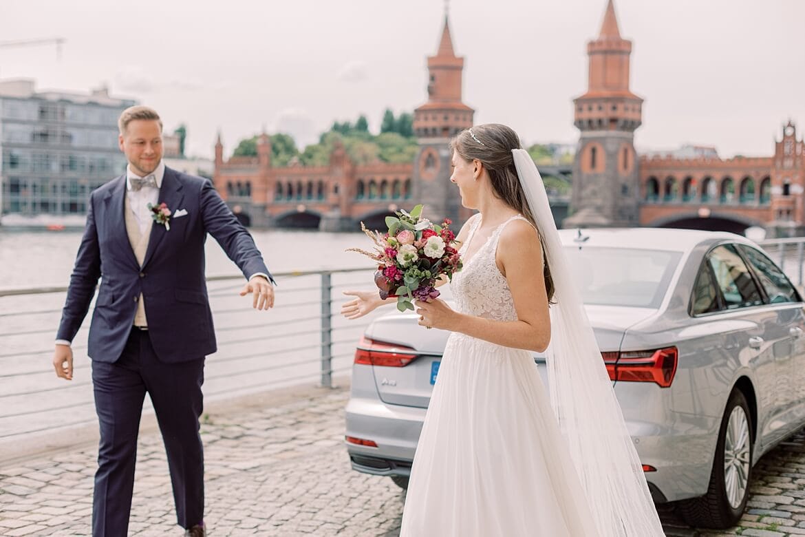 Brautpaar steigt vor dem Spreespeicher an der Oberbaumbrücke Berlin aus dem Brautauto