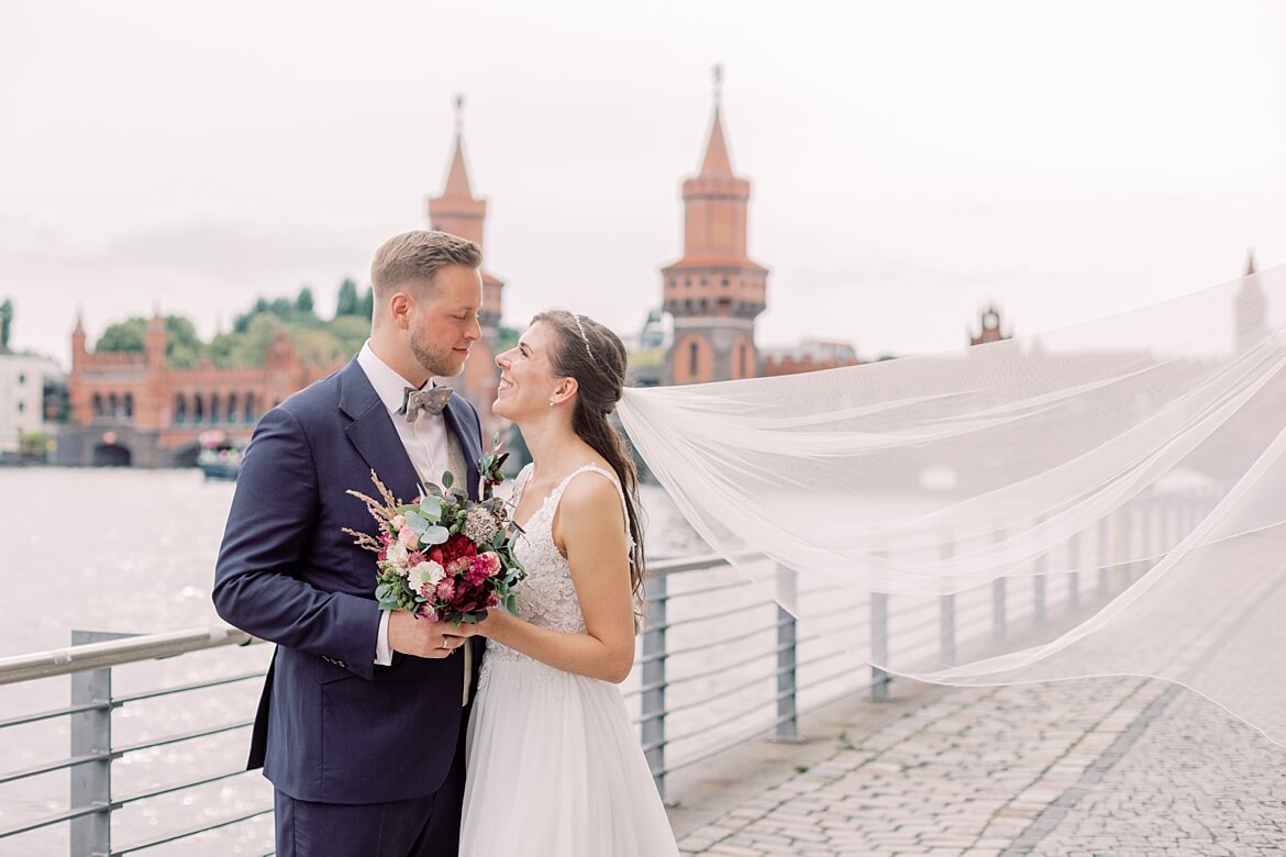 Brautpaar beim Spreespeicher an der Oberbaumbrücke Berlin