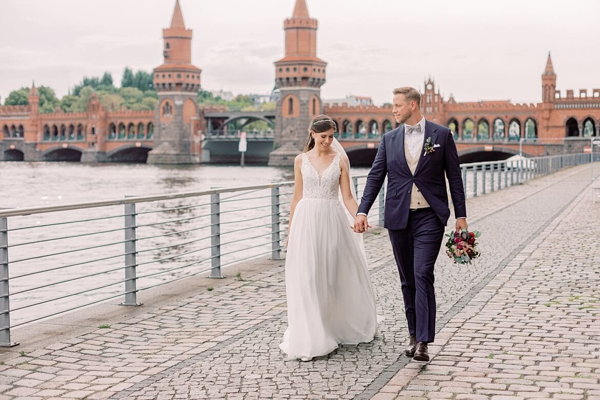 Brautpaar beim Spreespeicher an der Oberbaumbrücke Berlin