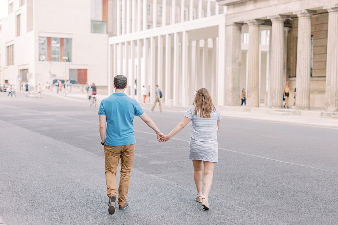 Paar läuft Hand in Hand über die Straße